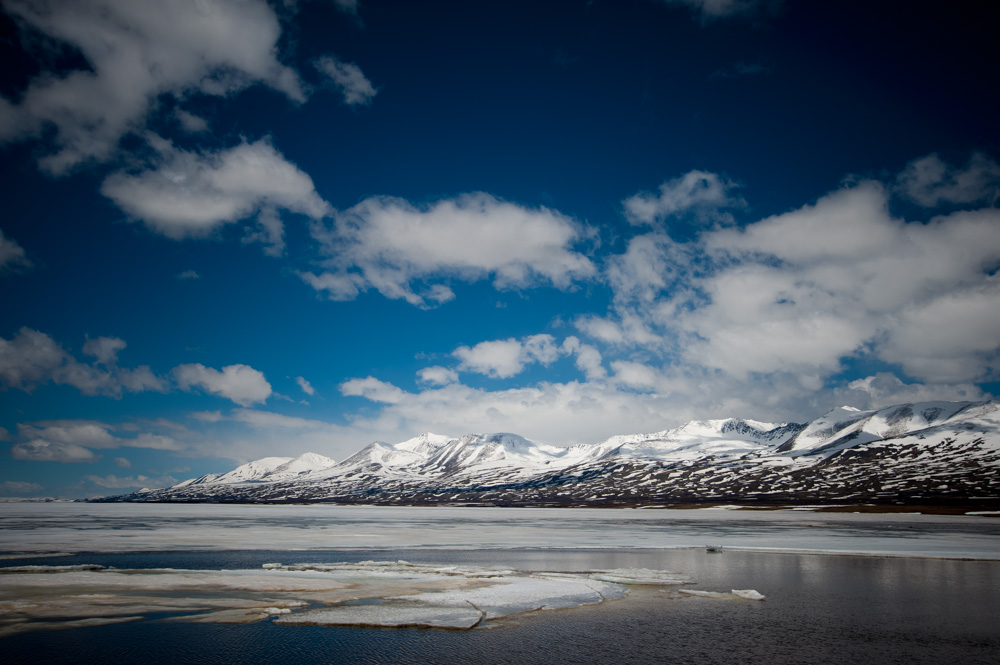 Danau Dzhulukul yang terletak tepat di tengah Taman Nasional Altai, berada di ketinggian sekitar dua ribu kaki di atas permukaan laut. Lembah kecil yang menjadi lokasi danau ini disebut sebagai Kawah Dzhulukul.
