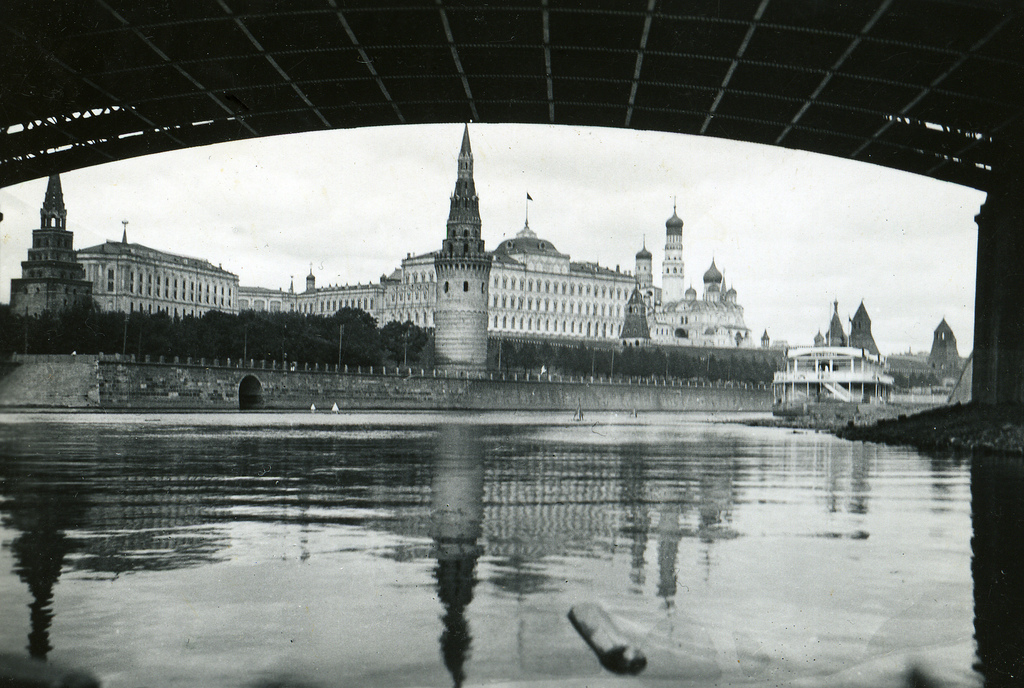 На 25 ноември 1935 г. първата рубинено червена звезда е инсталирана на Спаската кула на Кремъл.