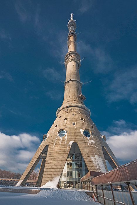 モスクワのオスタンキノテレビ・ラジオ塔は、世界で8番目に高いタワーだ。その高さは540メートルにおよび、世界大タワー 連盟に加盟されている。そこには魅了する眺めが待っており、ロシアの首都を地上337メートルの展望台から見渡すことができるほか、屋外の天望デッキもある。