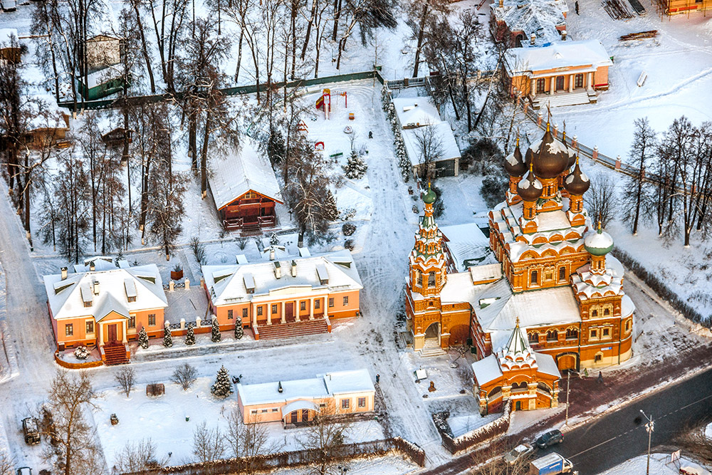 Menara Ostankino sangat menonjol di Moskow—sebuah kota yang tak memiliki gedung pencakar langit.