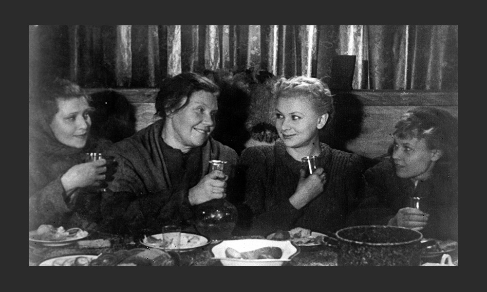 戦時中のソ連映画は国民の愛国心を煽り、政治的に重要なツールとなった。ドイツ軍がモスクワに近づくと、全ての映画製作所はアルマアタに疎開し、撮影は続いた。写真に映っているのはアレクサンドル・ストルペル監督、コンスタンチン・シモノフ脚本の「私を待て」(1943年)に出 演するヴァレンティン・セロフとエレーナ・チャプキナ。
