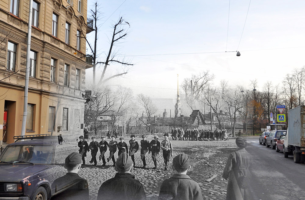ズヴェリンスカヤ通りで行進の練習をするペトログラード地区の生徒たち。ペトロパヴロフスク要塞が後方に見える。