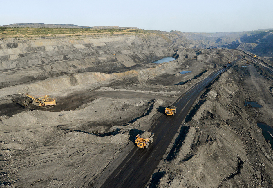 Над 147 тешки кипери БелАЗ и Komatsu се вклучени во секојдневниот процес на експлоатација на јаглен. Носивоста на овие џиновски камиона се движи од 40 до 320 тона.