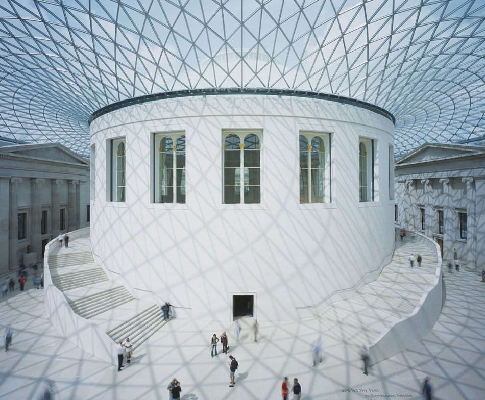 シューホフが開発した格子状の建築物には、吊り構造の骨組みもあった。通常の金属のけたを使わないため、透かしたメッシュが見物者の頭上高くまでそびえ立つ。シューホフを自分の「グル」（訳注：精神的指導者）だと言う有名な建築家のノーマン・フォスターは、シューホフのアイディアを大英博物館の屋根を造る時に使った。//大英博物館、ロンドン、イギリス