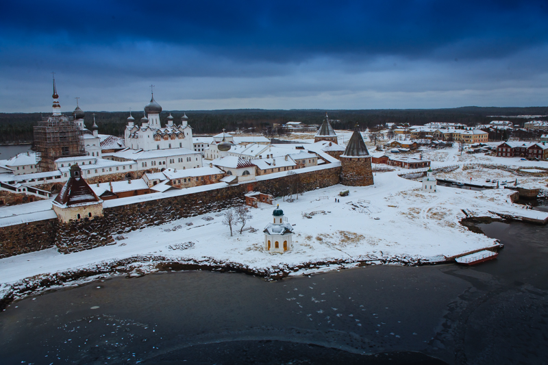 ロシア北西部、アルハンゲリスク州の白海にあるソロヴェツキー諸島はロシア初のグラグ（矯正労働収容所）として知られているが、現在は毎年数千人もの観光客と敬虔な信者が、数世紀前からある修道院と美しい光景を求めてやってくる。