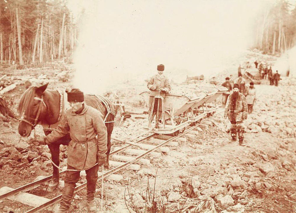 Officially, construction began on May 19, 1891 (May 31 according to the old Julian calendar; the Gregorian calendar was adopted in the USSR in 1918) in the vicinity of Vladivostok (9,100 km from Moscow). The laying of the foundation was attended by Tsarevich Nikolai Alexandrovich, the future Emperor Nikolai II. / Construction of the railway in Siberia