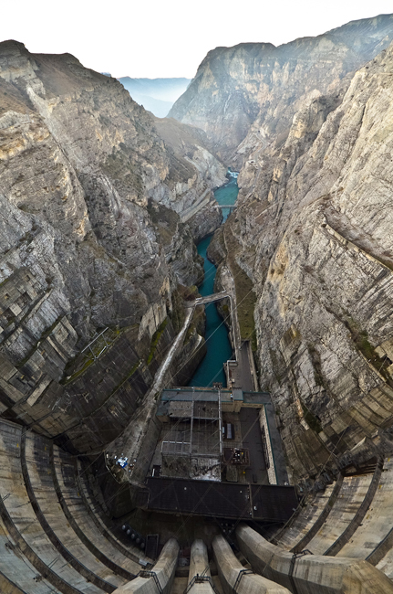 Najviša visina brane je 232.5 metara a  os grebena iznosi 338 metara. Čirkejska hidroelektrana najveća je od tri elektrane s lučnim branama u Rusiji.