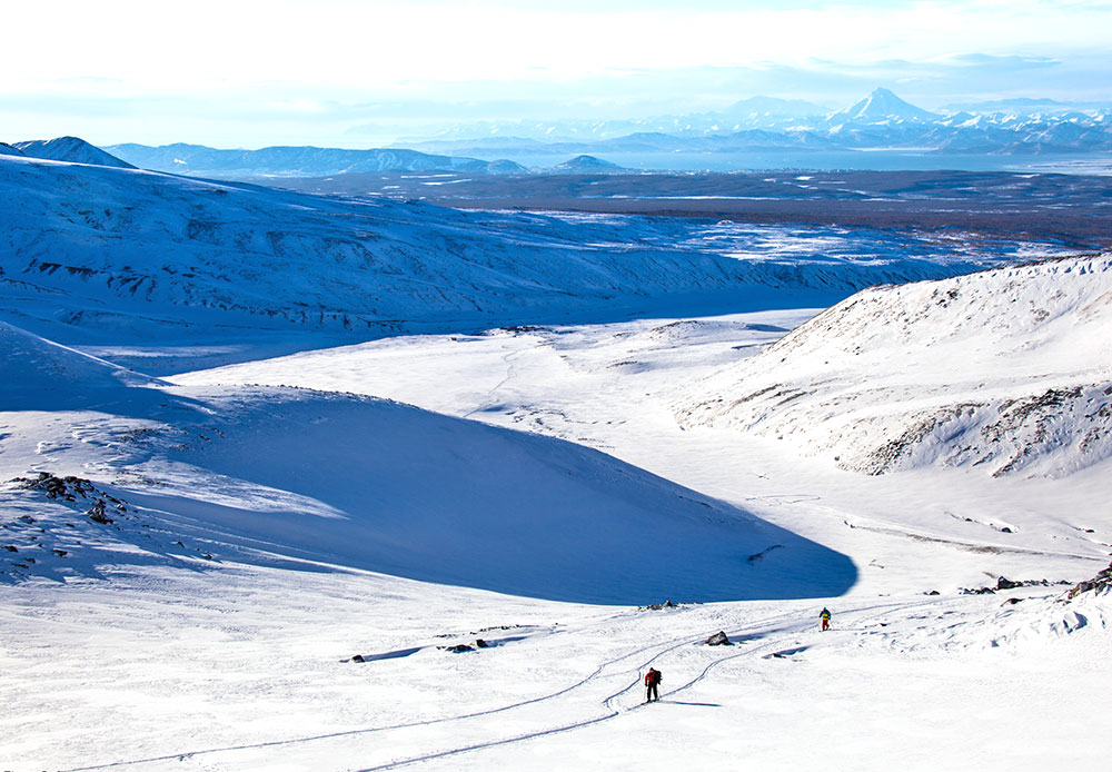 Les volcans sont visibles depuis presque n'importe quelle partie de la ville. Ces sites naturels attirent les touristes autant en hiver qu'en été. Le ski de randonnée, sport d'hiver très apprécié en Europe, ne cesse de gagner en popularité auprès des habitants de la région.