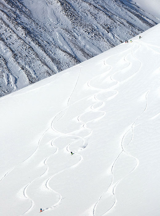 Chaque année, les mordus de hors-piste affluent de diverses régions de Russie et de l’étranger vers le Kamtchatka. Outre les paysages sublimes des montagnes, de nouveaux défis y attendent les skieurs, lesquels peuvent ainsi parfaire leur technique.