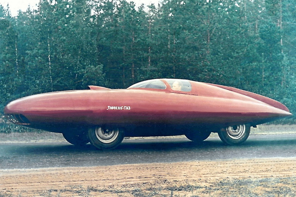 ガス・トルぺード。ソ連の航空機製造者の手による、もう一つのスポーツコンセプトカーだ。 1951年、新車の開発を試みる航空エンジニアたちが、まったく新しいボディを一から設計した。 設計者のA.スモーリンは、航空機と同じ素材（ジュラルミンとアルミニウム）を使って、長さ6.3メートル、幅2.07メートル、高さ1.2メートルで総重量1100キロの、滴型の流線型ボディを構築した。 あいにくこの車は速度が優れなかったため、プロトタイプのまま製造されることはなく、現存するのは博物館に展示されている1台のみである。