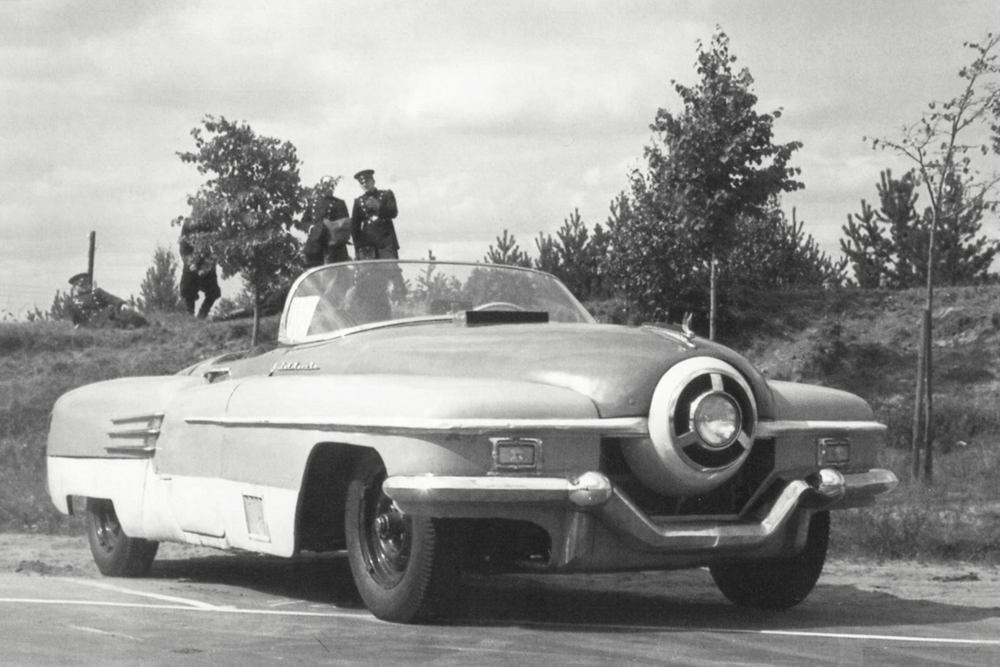 ZIS-112. Cette voiture présentait un design véritablement d'avant-garde. Dans la plus pure tradition des voitures de rêve, il s'agissait d'une trois places de près de 6 m de long, dotée d'une grille de radiateur ronde et d'un seul phare, le tout pesant deux tonnes et demi. Ce modèle construit en 1951 a participé à plusieurs courses, mais sa production fut stoppée en 1955, et il termina dans une casse automobile.