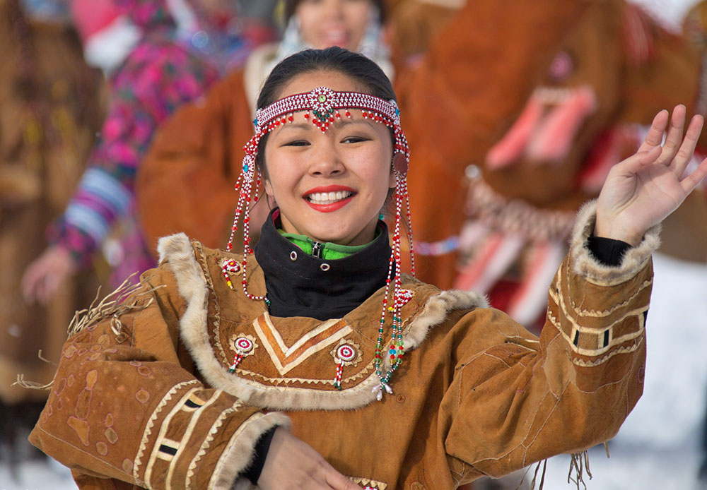 Secara tradisional, para musher dilepas untuk memulai perjalanan mereka dengan lagu-lagu dan tarian. Para pengendara anjing ini tidak hanya butuh keberuntungan, tetapi juga restu dari para dewa kuno Kamchatka.