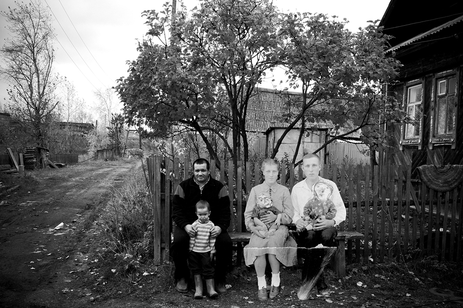 За този проект фотографът Сергей Потеряев използва свои снимки и намерени архивни фотографии на местни жители. „Използвах монтаж, за да разбера, дали има паралели между живота на тези хора тогава и сега“, казва той.