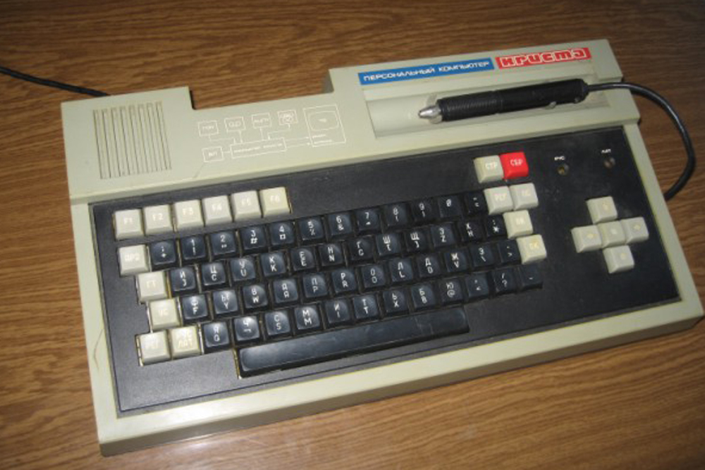 「クリスタ(Krista)」は、ソ連の家庭用の8ビット・パソコン。インテル8080に類似したKR580VM80Aプロセッサ採用品。技術的にミクロシャとほぼ同一品だが、1点だけ重要な違いがある。クリスタにはタッチ・スクリーン機能があり、スマホのタッチ・ペンのようなライト・ペンを使って作業することが可能だった。