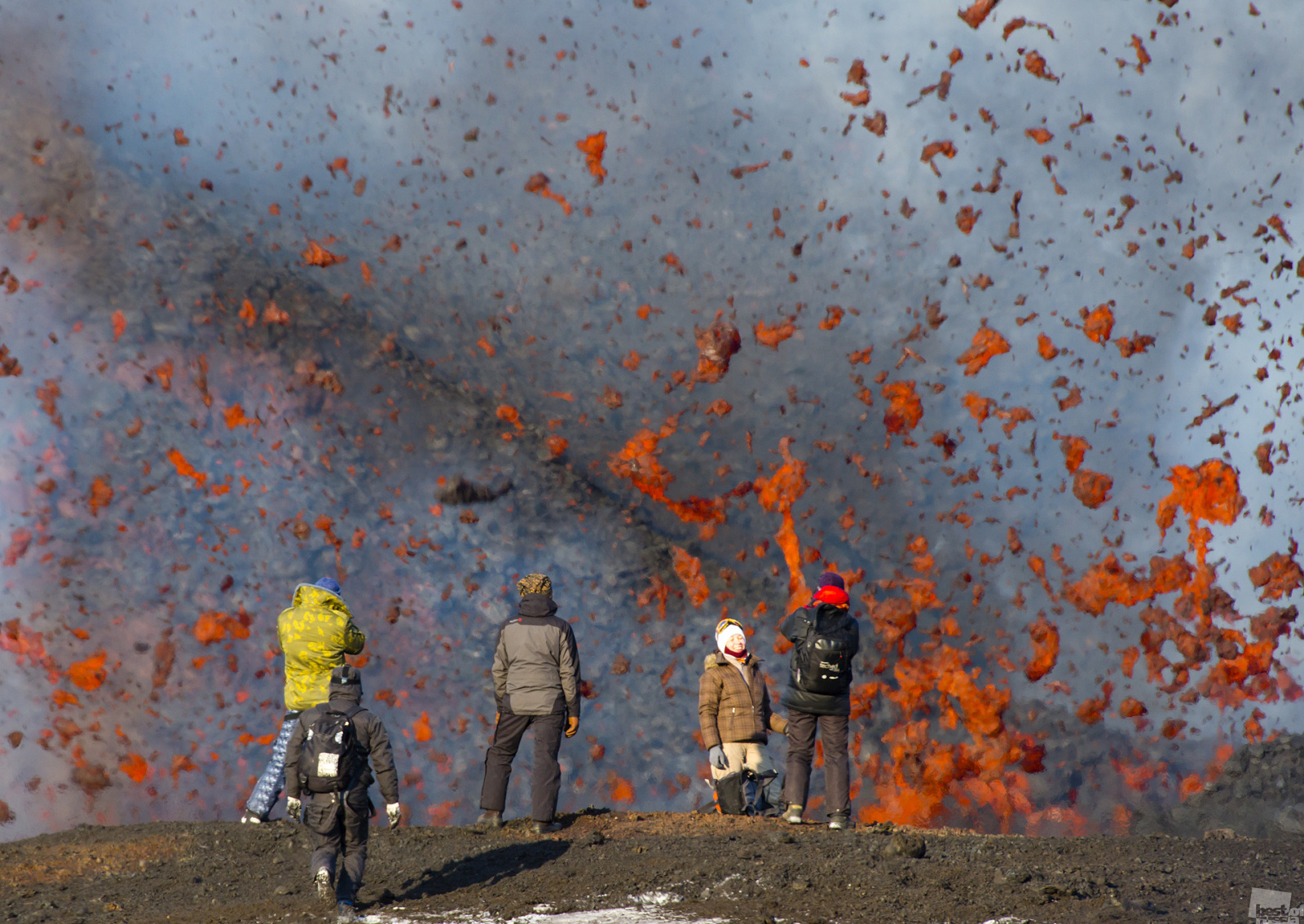 火山爆発後、たった300メートル離れたところで吹き出る溶岩を眺める観光客。プロスキー・トルバチク、カムチャッカ。