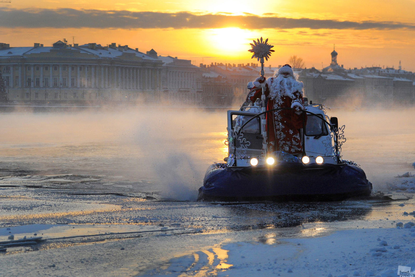 大晦日、雪に覆われたネヴァ川を超えてサンクトペテルブルクにやってくるヴェリーキー・ウスチュグのマロースじいさん（ロシア版サンタクロース）。