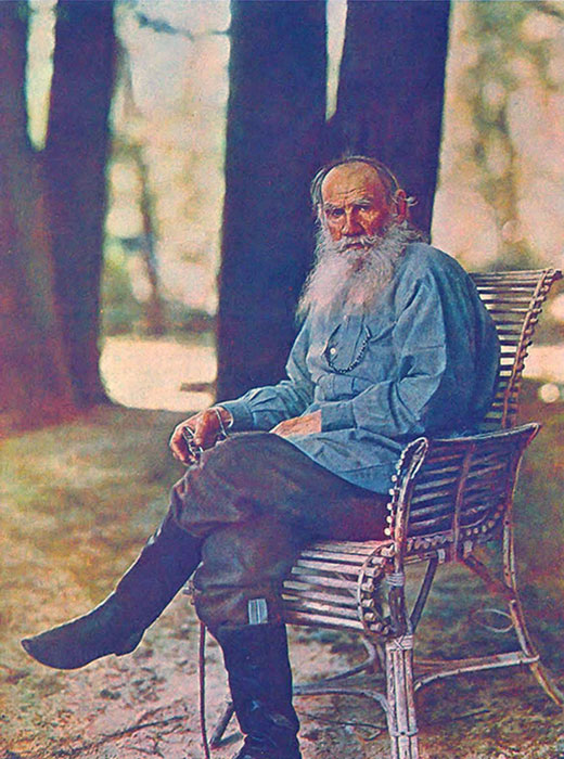 „Wenn man mich nach dem wichtigsten Rat fragte, den ich jemandem geben könnte, den ich für die Menschheit unseres Jahrhunderts als den nützlichsten erachte, dann würde ich einfach sagen: Halte in Gottes Namen einen Moment inne, lass Deine Arbeit ruhen, schaue an, was Dich umgibt.” / 1908, Lew Tolstoi vor seinem Landhaus