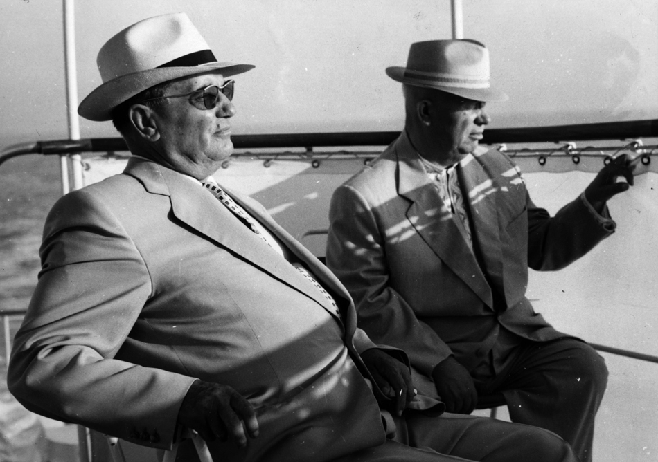 4. 『マッドメン』の登場人物のような格好をしなさい。 // ソビエト連邦の最高指導者を務めたニキータ・フルシチョフ（右）と、ユーゴスラビアのヨシップ・チトー大統領。イストリア半島沿いの観光ツアーでのポドゴルカ号の船上。