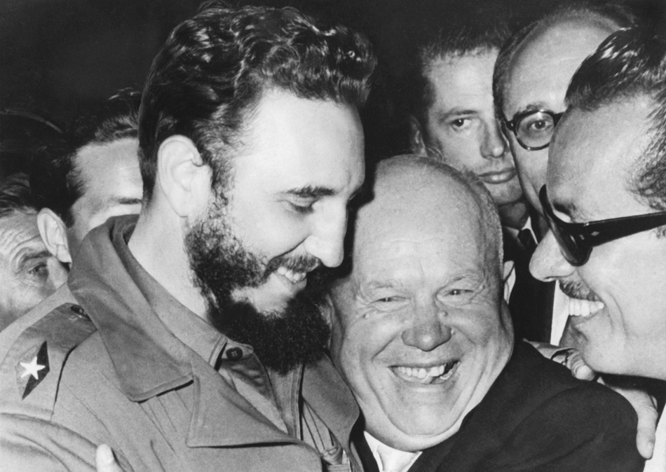 6. たまには友人にもハグをしなさい。 // ニューヨークの国連で顔を合わせたキューバのフィデル・カストロ首相と、ソ連のニキータ・フルシチョフ首相との間の陽気な会合。1961年9月20日。