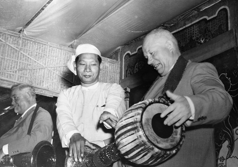 7. 同盟国の文化に関心を示しなさい。 // ビルマのウ・バシュウェ国防相が指導する中、ソ連共産党の第一書記で共産主義の旗手であるニキータ・フルシチョフ首相は、ラングーン訪問の際にビルマの太鼓に挑戦する。1955年。