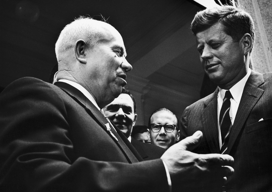9. 相手に気に入ってもらえるような発言をしなさい。 // フルシチョフと米国の ジョン・フィッツジェラルド・ケネディ大統領。1961年6月4日、オーストリアのウィーンで。