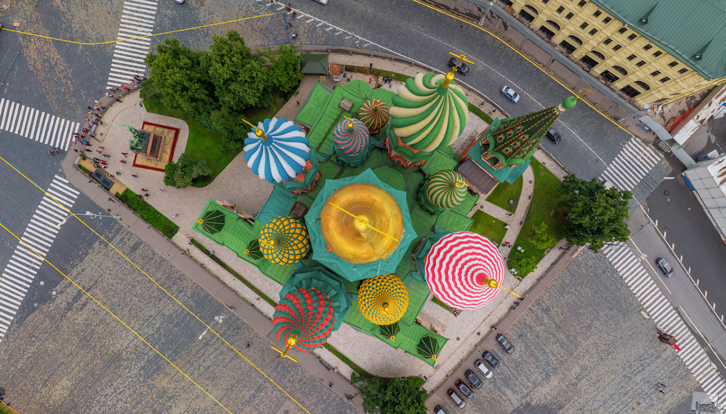 この「2013年ベスト・オブ・ロシア」写真コンテストの最終候補作の作品をロシアNOWが紹介するのは、今回が初めてではないし、これが最後になることもないだろう。 今日お届けするのは建築部門だ。 // 上空から見た聖ワシリイ大聖堂、モスクワ