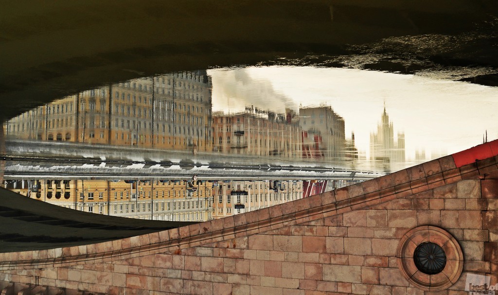 Alles ist eine Frage des Blickwinkels// Ein unbekannter Blick von unterhalb einer berühmten Moskauer Brücke