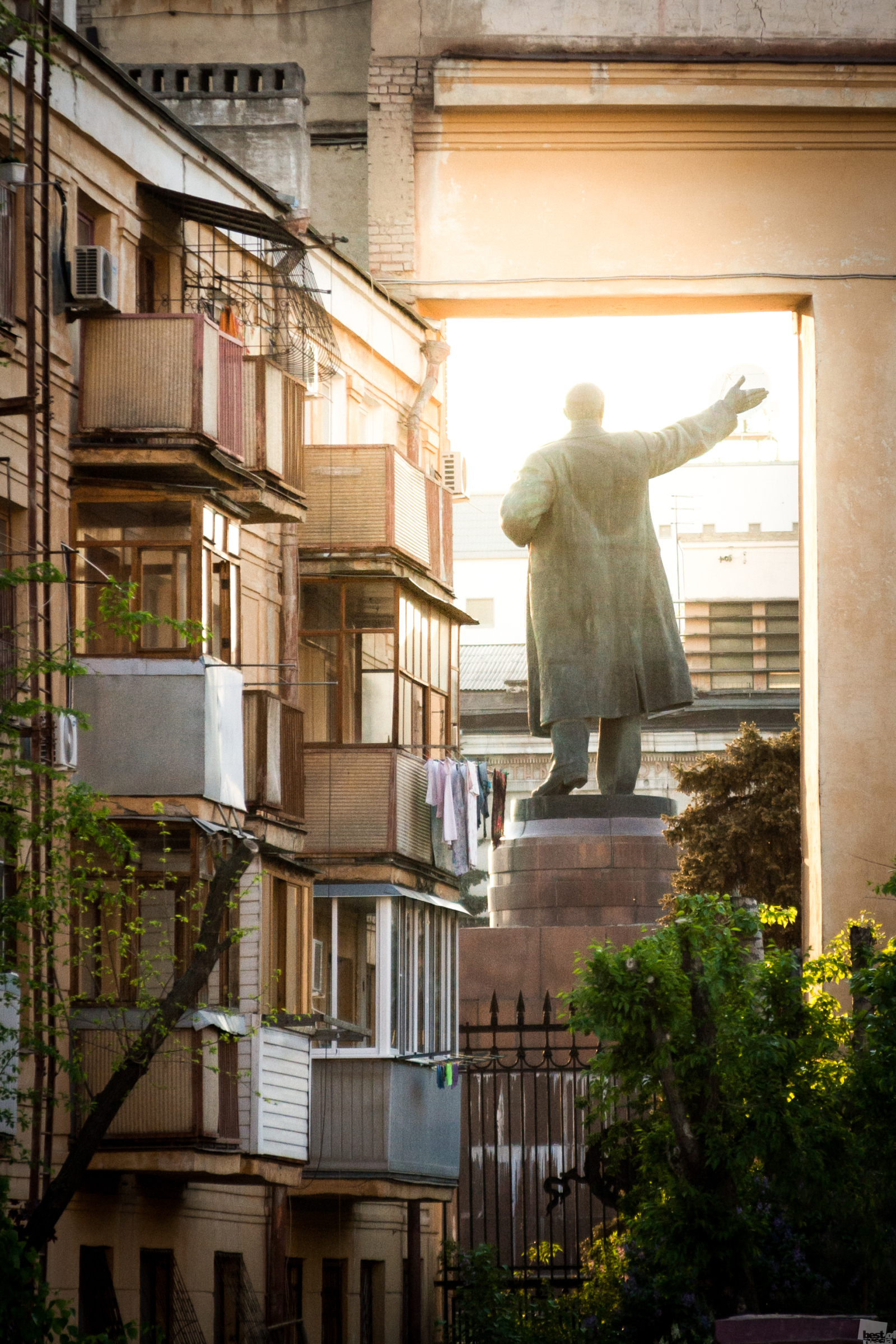 Und trotz des Strebens nach Fortschritt begegnet einem die Vergangenheit auf Schritt und Tritt // Lenin grüßt, Wolgograd