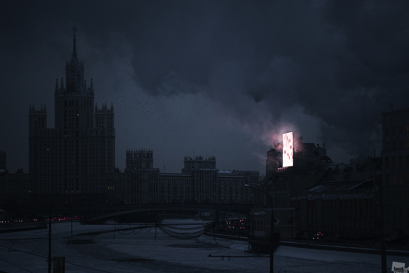 あるいは最も憂鬱なおとぎ話のお城に見えることもある // モスクワの「モルドール」。 この写真は、モスクワ中心部の街灯が点灯される直前の夕刻に撮影された。