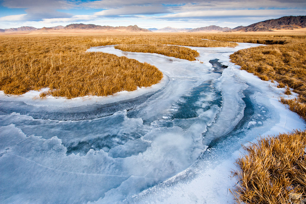 Der zugefrorene Fluss Kan schneidet sich in Eisadern seinen Weg durch die Steppe. Ust-Kan, Altai