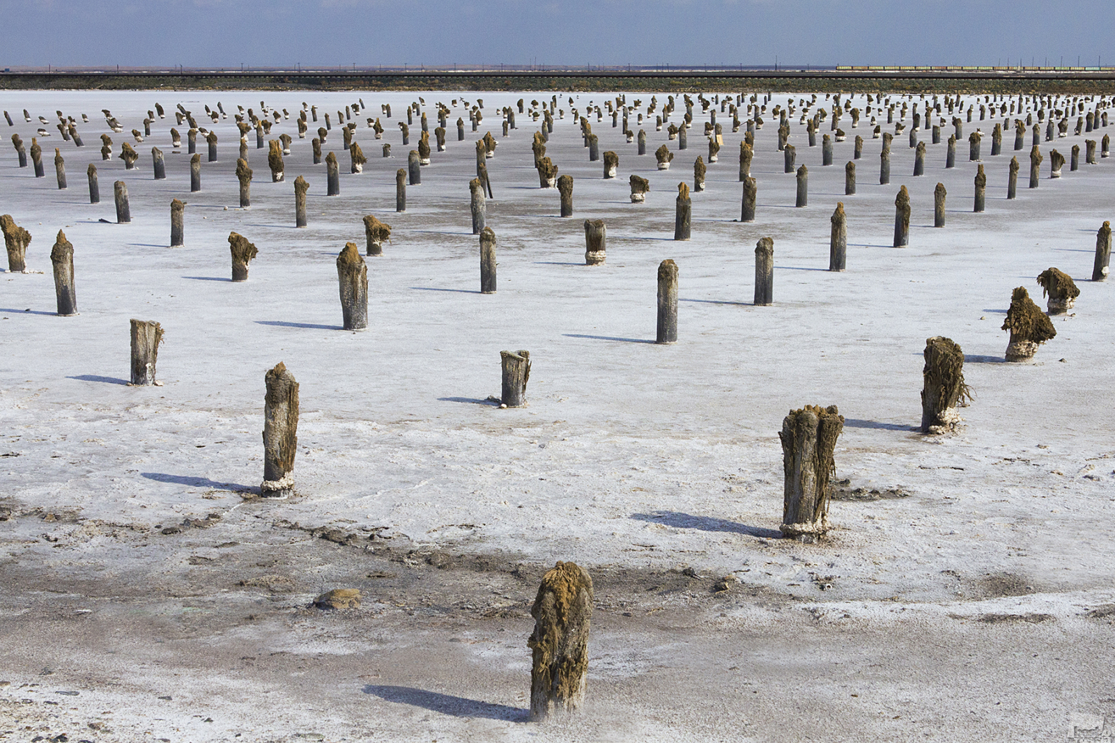 バスクンチャク湖上の塩の柱。アストラハン州