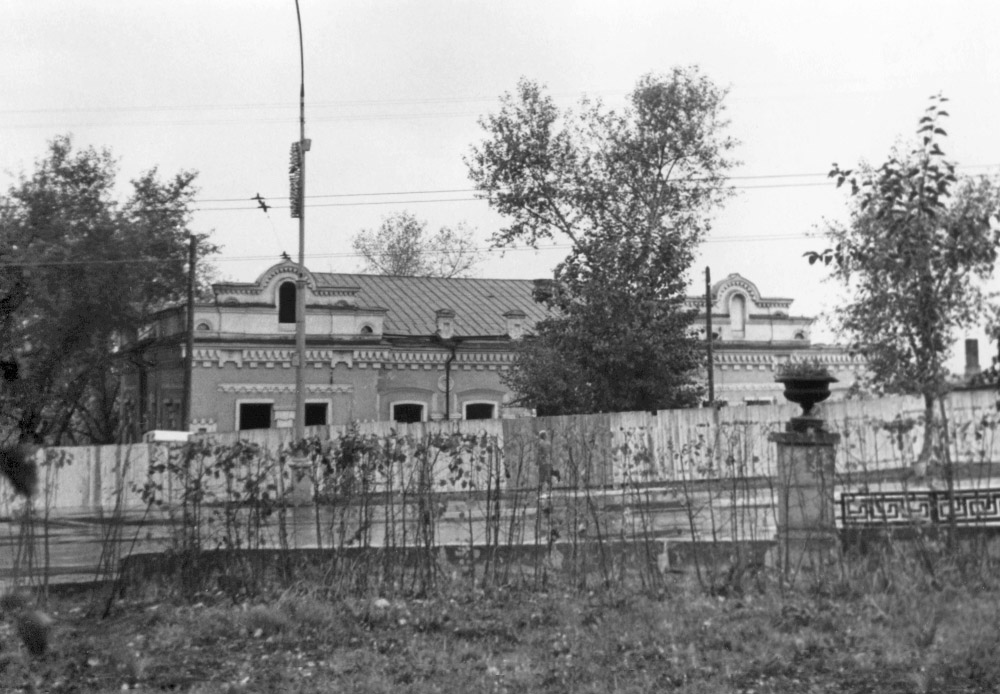 Villa Ipatiev derrière les palissades. Septembre 1977. Photo prise par Chitov.