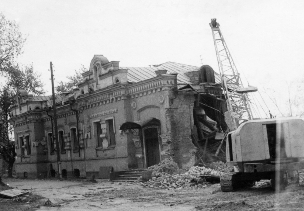 “The demolition was done in secret on September 16, 1977, under the control of the security services. The house was fenced off, no journalist or photographer was allowed near. I took my shots from a bus at a distance of 20-30 meters from the house. The intelligence services recorded it for official purposes. But my pictures were of a more general nature,” says Shytov \ Chronicle of the destruction of Ipatiev House. Exclusive photo footage by Vitaly Shytov, Sverdlovsk (Yekaterinburg). September 16-17, 1977