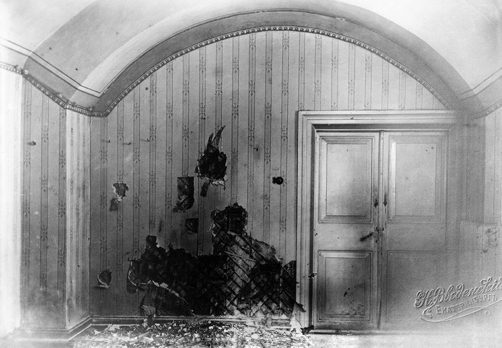 Shytov is in possession of some artifacts left behind after the destruction of Ipatiev House: bronze handles, strips of wallpaper, brass oven doors... They are now on display in the Romanov Memorial Museum in Yekaterinburg. \ Ipatiev House. View of the south-east side of the basement. 1977. Photo by V. Shytov