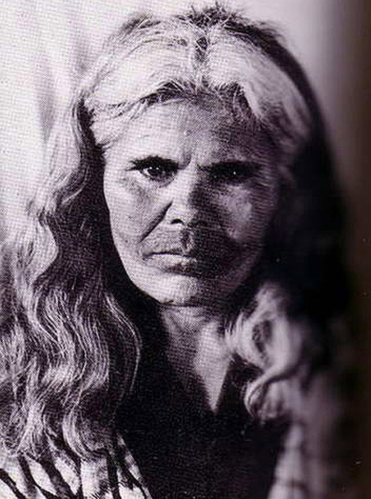 Die letzte herkömmlich tätowierte Ainu-Frau starb 1998.