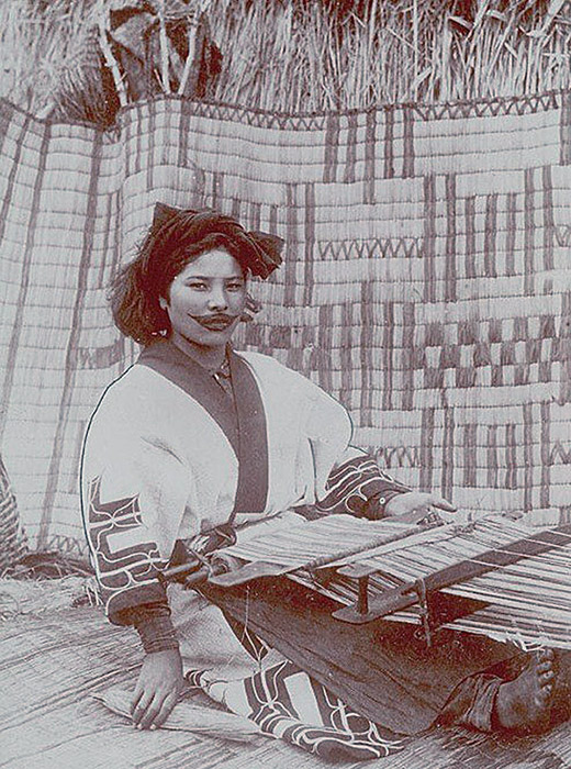 Une beauté à donner le frisson les sourires éternels des femmes Aïnou