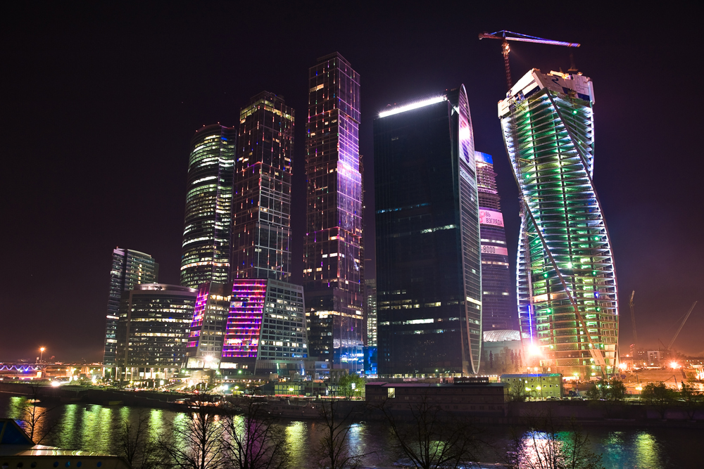 モスクワ市ビジネス・センターの中で、シティ・オブ・キャピタルズ集合住宅はひと際目立つ。集合住宅は二棟のタワーマンション（73階建てのモスクワと62階建てのサンクトペテルブルク）からなり、この二つのビルが共有する低層階にはビジネス・センターがある。