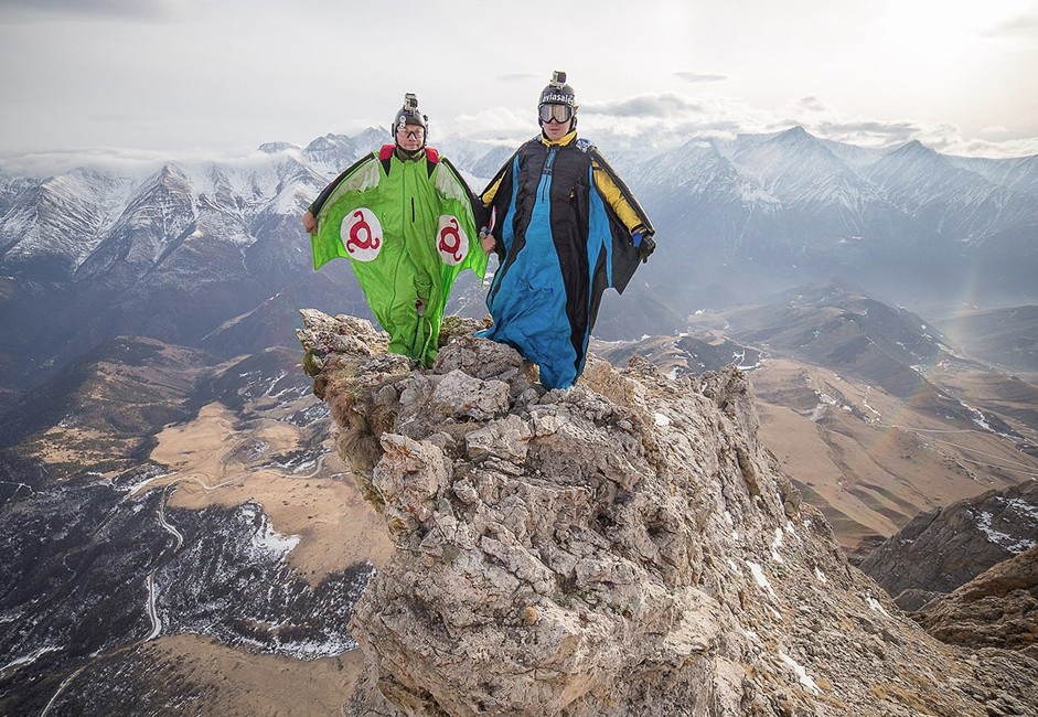 En 2014, Ratmir Nagimianov et son ami ont sauté dans les gorges de Myat Loam, dans la région de Djaïrakhski. Cette montagne, culminant à 3000 m d'altitude, permet une chute libre sur 1300 m - ce qui est très haut, même en base-jump. Il y a encore peu de temps, les rochers étaient cependant interdits aux adeptes du base-jump, car la montagne est proche de la frontière ; les sportifs locaux étaient donc contraints de trouver de nouveaux endroits où sauter en Europe.