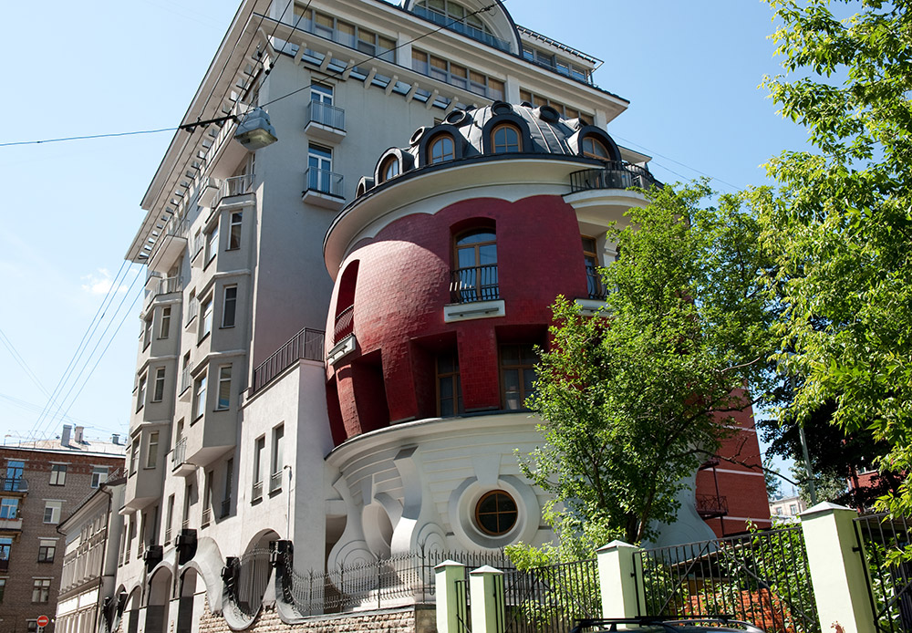 「卵の家」：マシュコワ通り1番地11モスクワは常に風変わりで奔放な振る舞いで知られてきた。それは建築も含めて、である。そのもっとも鮮烈で突飛な例が、「卵の家」だろう。もともとこの建物はベツレヘムに建てられ、産院として供される予定だったが、結果としては、モスクワに建てられることとなった。外見からは、この建物は宝飾品「ファベルジェの卵」の巨大なレプリカのように見える。人の住む家でこのような形をしている建物は、世界でもこれ一つしかない。