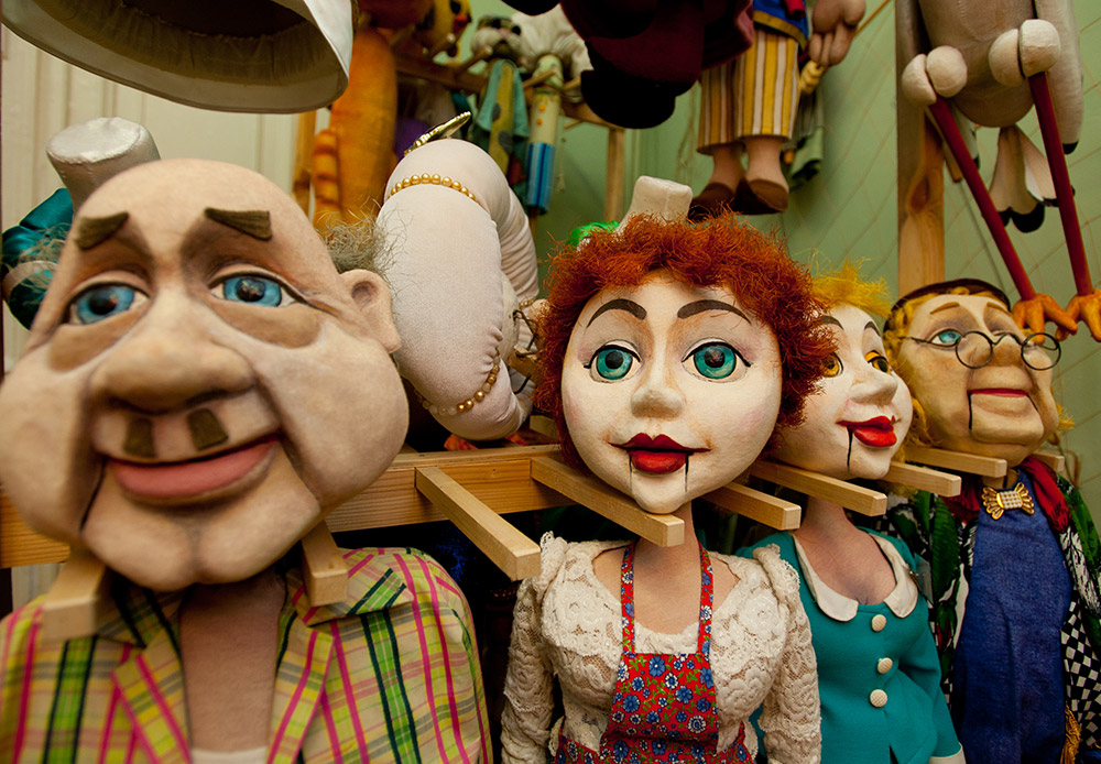 За своите над 25 години работа Астраханският държавен куклен театър е дал живот на над 100 великолепни приказни герои (град Астрахан се намира на 1400 км от Москва).