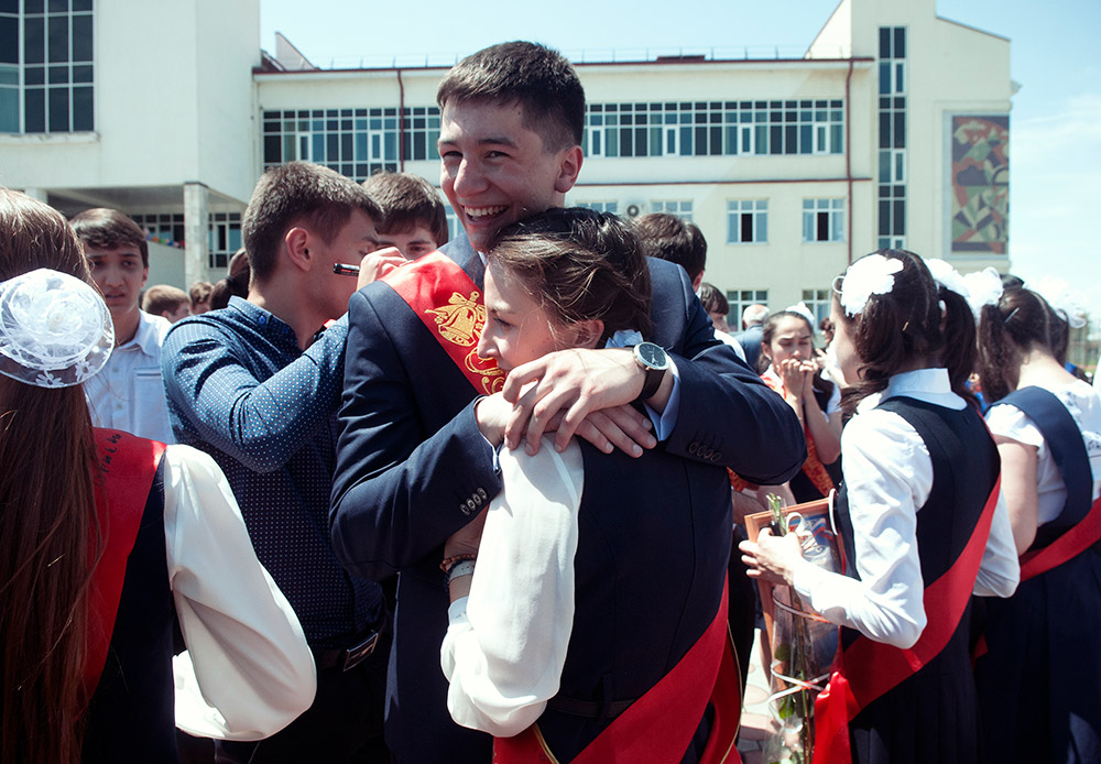 Les enfants, qui furent retenus en otage il y a dix ans dans une école de Beslan, viennent déjà de terminer leur scolarité. Fin mai, la sonnerie de l'école a retenti une dernière fois pour eux, comme pour tous les autres élèves russes qui terminaient leurs études secondaires.
