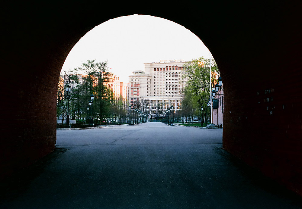 Taman Alexander, pemandangan Hotel Moskva
