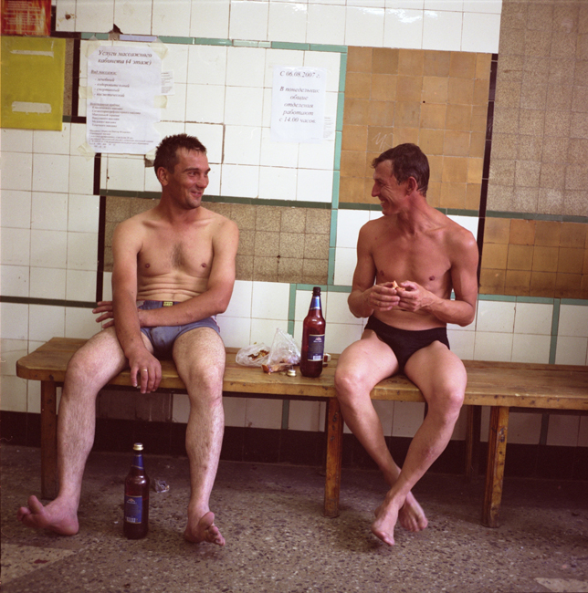 Deux hommes se relaxent après s'être lavés dans les bains publics. Il n'y a toujours pas d'eau chaude dans la plupart des logements collectifs. Les gens doivent donc aller aux bains publics pour se laver.