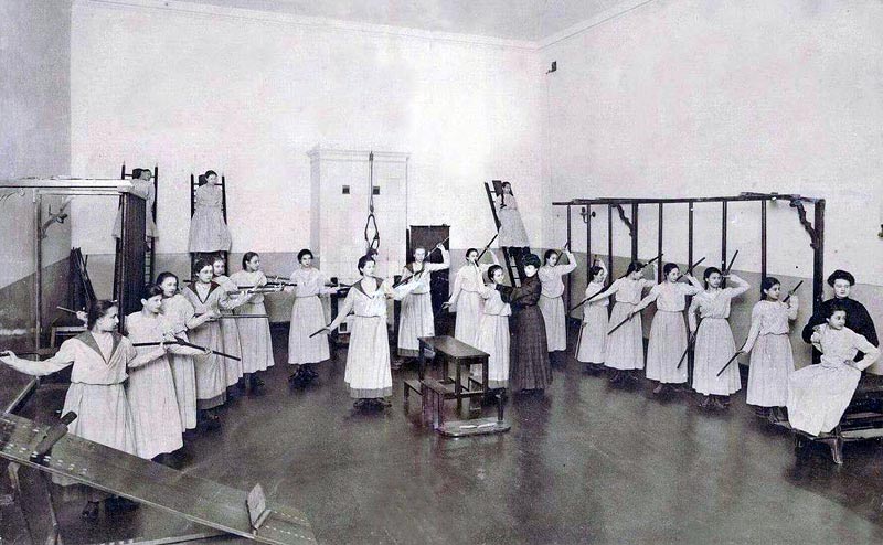1917年の社会主義革命後、ボリシェビキはスモーリヌイに革命政府の本部を設置し、白の間の内装にいくらかの変更が加えられたが、すぐにはなされなかった。1917年10月のレーニンの最初の演説は、以前の内装の白の間で行われた。 // 体育の授業