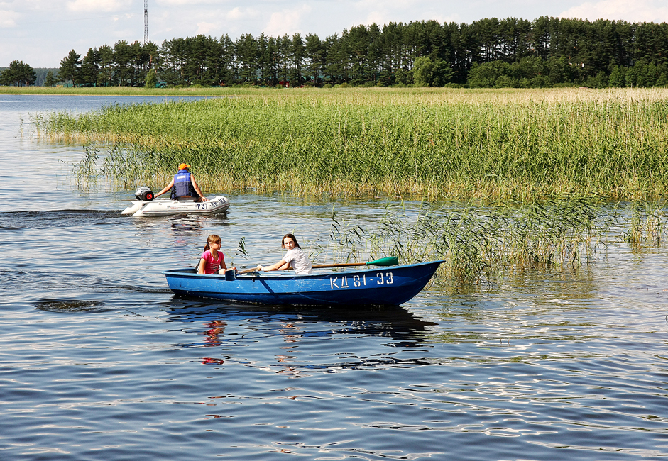 湖岸線にはレクリエーションセンターや観光センターがずらりと並び、ボートやカヌーを借りることができる。