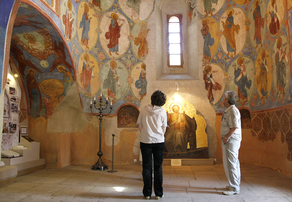 Древните фрески в Александровски манастир са запазени. Всички манастири в Суздал са със свободен вход. Снимането е позволено, ако в момента не се провеждат религиозни церемонии.