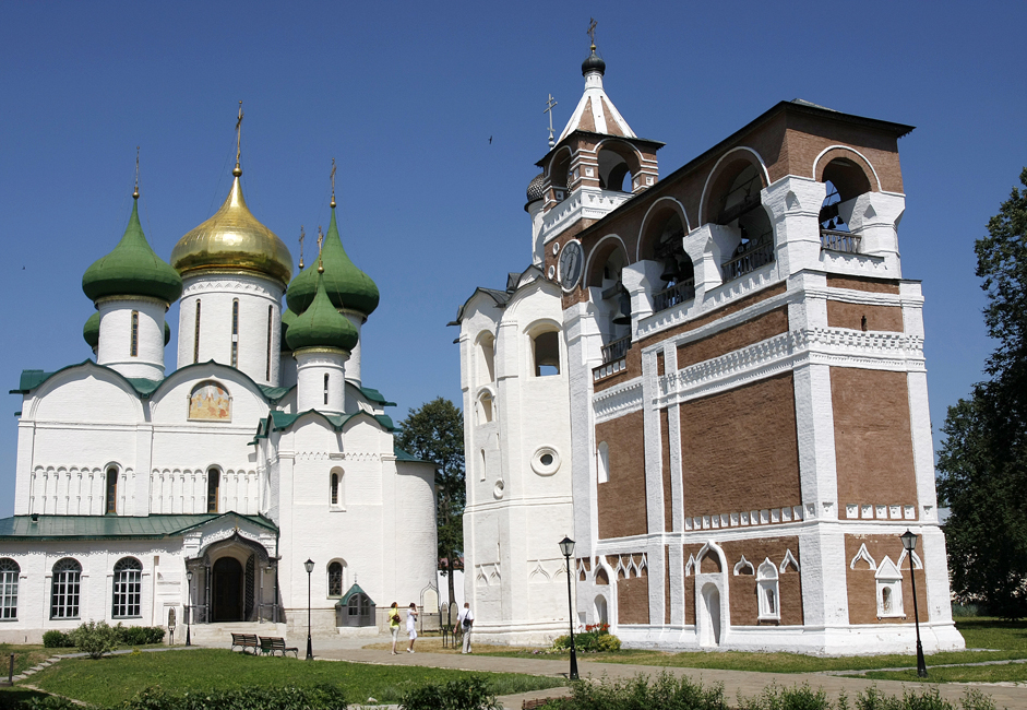 Камбанарията на Александровски манастир е единствената в Суздал, чиито стени са отрупани с орнаменти, шарки и декорации.