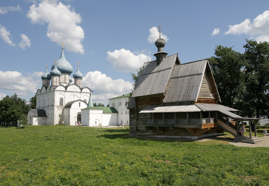 Една от основните забележителности на Суздал е местният Кремъл. До него се намира и Музеят на дървената архитектура, където са съхраняват дървени постройки от съседни региони.