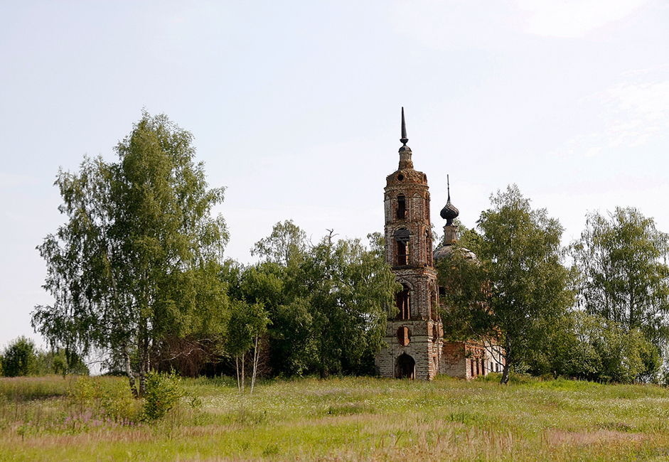 По-пътя ще видите много изоставени църкви. Те са всичко, което е останало от селата, съществували тук преди жителите им да ги напуснат.