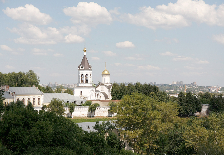 Das Christi-Geburt-Kloster ist eines der ältesten Klöster Russlands. Es wurde 1191, in der Blütezeit des Großherzogtums Wladimir-Susdal, gegründet. Heute ist es das zweitberühmteste Kloster nach dem Dreifaltigkeitskloster von Sergijew Possad.